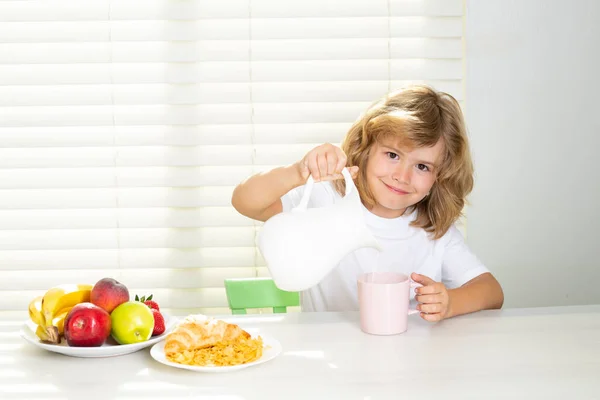 Ragazzino Pieno Che Versa Latte Intero Mucca Colazione Ragazzo Preadolescente — Foto Stock