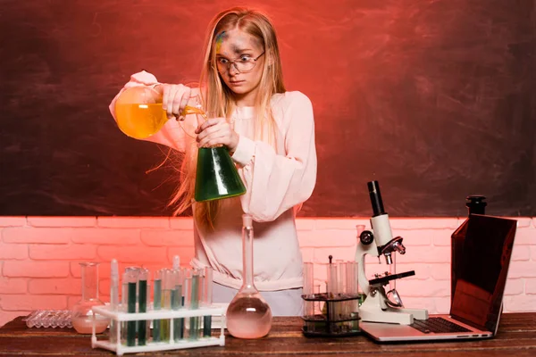 Química Divertida Niño Escuela Haciendo Experimentos Laboratorio Explosión Laboratorio Ciencia — Foto de Stock