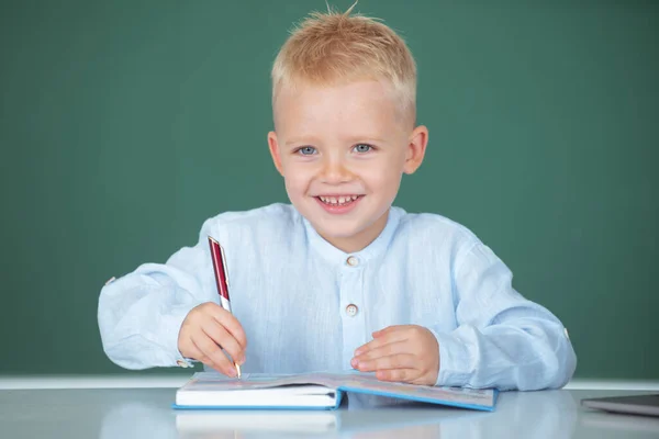 Menino Escola Estudando Matemática Aula Escola Primária Aluno Feliz Perto — Fotografia de Stock