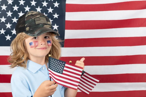 Ημέρα Ανεξαρτησίας Ιουλίου Παιδί Αμερικανική Σημαία Αμερικανική Σημαία Στο Παιδικό — Φωτογραφία Αρχείου