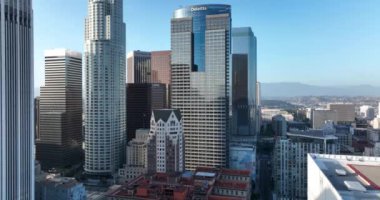 Los Angeles şehir merkezindeki hava manzarası. Amerika 'da şehir, Amerika' da seyahat. 4k İHA