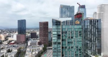 Los Angeles şehir merkezinin havadan görüntüsü, İHA 'yla Los Angeles' a uçmak, gökdelenlerin şehri. Los Angeles, CA, ABD, 1 Haziran 2022