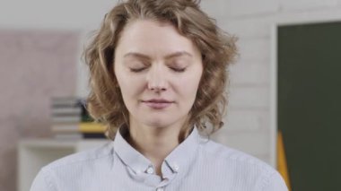 Çekici öğretmenler yakın planda. Sınıftaki zeki genç bir kadının portresi. Konsept çalış