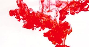 Renk boyası sıçraması. Sprey boya leke elementi. Renkli mürekkep lekeleri. Kanlı kırmızı renk, suda kan. Üst üste efekti, Renk tasarımı ögesi