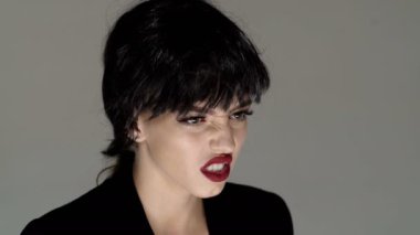 Bağıran ağız, çığlık atan yüz. Kızgın suratlı, güzel, duygusal bir kadının portresi, agresif olmak için.