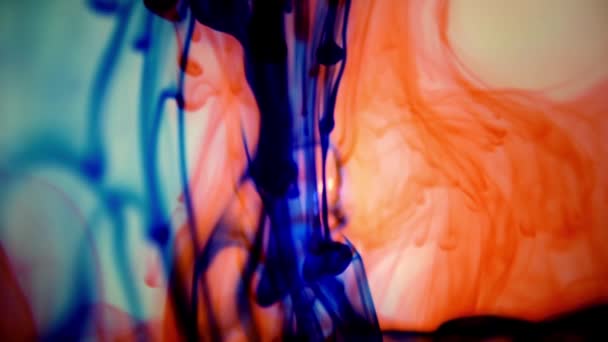 水に色絵具が落ちる 抽象的な色のミックス 水に落ちるインクの色絵具のドロップカラフルな絵具は水中で渦巻くスプラッシュ 色の混合 — ストック動画