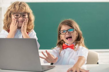 Okula dönelim. Mutlu kız ve erkek okul arkadaşları. İki okul çocuğunun portresi. İlkokulda sınıf arkadaşları, genç öğrenciler.