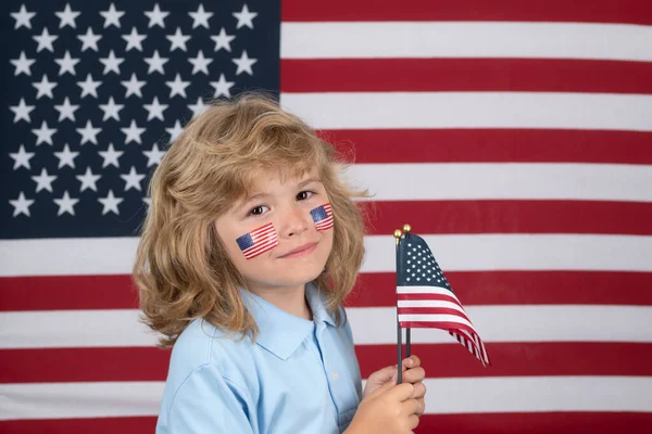 拿着美国国旗的小男孩7月4日独立日美利坚合众国的概念 7月4日美国独立日 — 图库照片