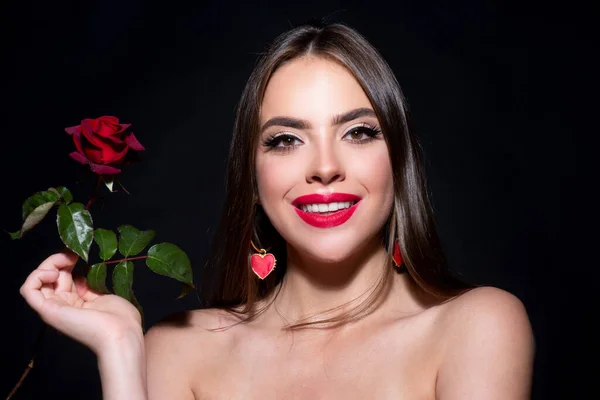 Glimlachende Vrouw Met Naakte Schouder Rode Lippen Rozenbloem Fashion Beauty — Stockfoto
