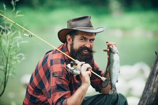 用钓竿在河流或湖上的渔民画像 — 图库照片