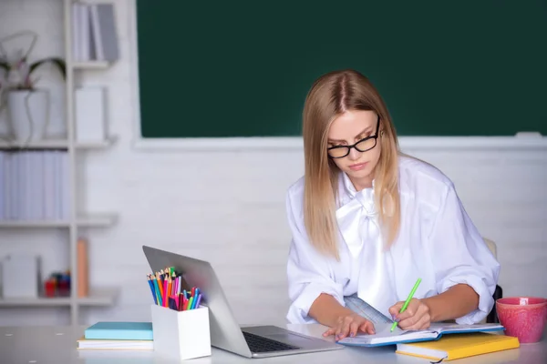 Studentka Przygotowująca Się Egzaminu Lub Egzaminu Pisząca Korzystająca Laptopa Klasie — Zdjęcie stockowe