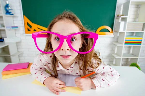 Drôle Enfant École Fille Avec Amusant Lunettes Dans Salle Classe — Photo