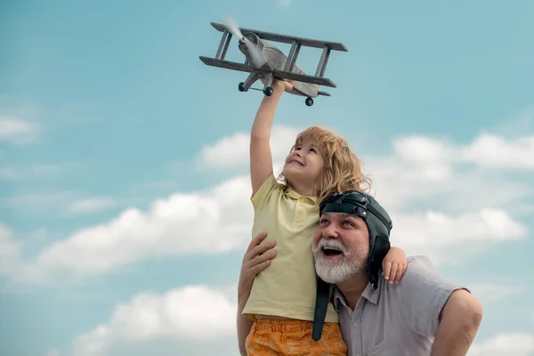 Viejo Abuelo Nieto Pequeño Niño Jugando Con Avión Juguete Contra — Foto de Stock