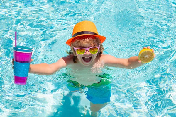 Chłopiec Basenie Nadmuchiwanym Pierścieniu Dzieci Pływają Pomarańczową Platformą Zabawka Wodna — Zdjęcie stockowe