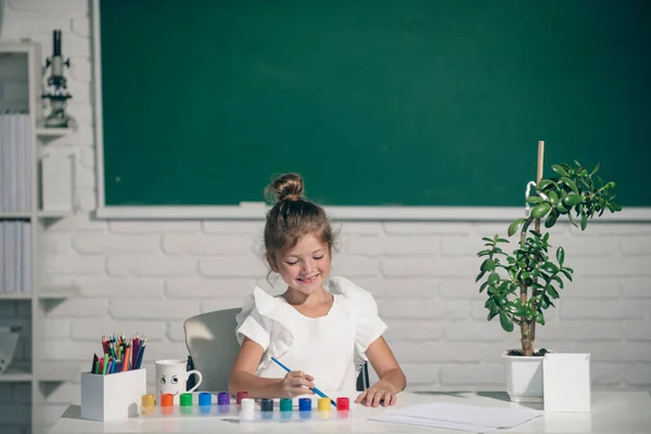 Мила Маленька Дівчинка Яка Малює Фарбами Колір Пензлик Урок Малювання — стокове фото
