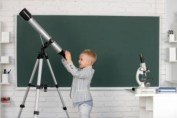 Aranyos Gyerek Teleszkóppal Általános Iskola Osztálytermében — Stock Fotó
