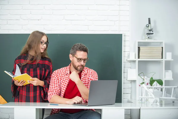 Lehrer Tutor Hilft Schulkind Unterricht Der Schule Online Schule — Stockfoto