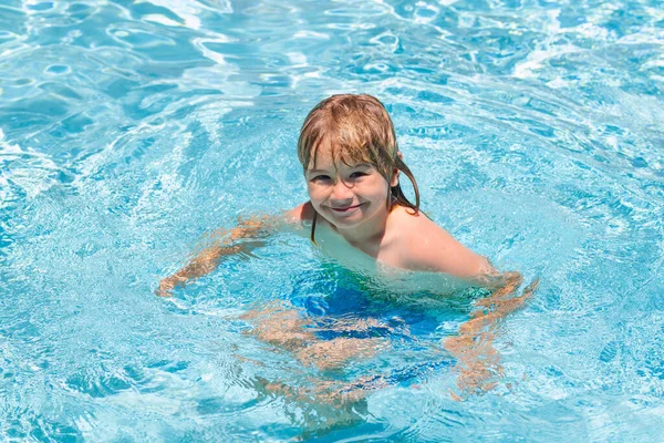 Jongen Kind Spettert Het Zwembad Actieve Gezonde Levensstijl Zwemmen Watersport — Stockfoto