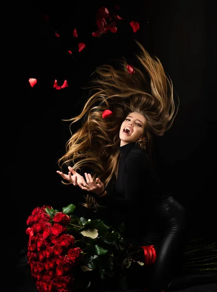 Roses Pour Saint Valentin Cadeau Anniversaire Vacances Belle Femme Séduisante — Photo
