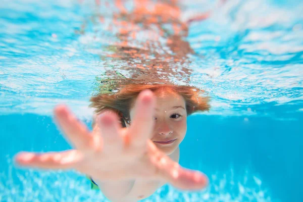 Dziecko Pływać Nurkować Pod Wodą Basenie Koncepcja Wakacji Letnich — Zdjęcie stockowe