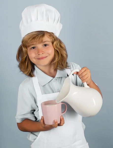 Çocuklar Için Süt Yemek Pişiren Çocuklar Aşçı Çocuk Sağlıklı Yemek — Stok fotoğraf