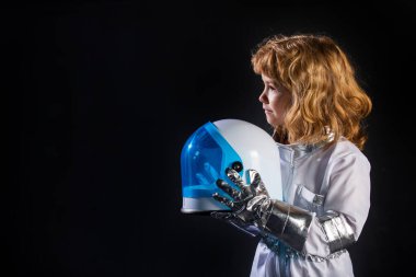 Uzay giysisi giymiş, kasklı, sevimli, küçük bir uzaylı çocuk. Başarı, lider ve kazanan konsept