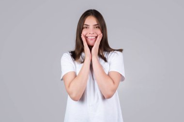 Beyaz dişli kadın. Beyaz dişli güzel bir gülümseme. Gülümseyen kadın ağzı. Diş Sağlığı