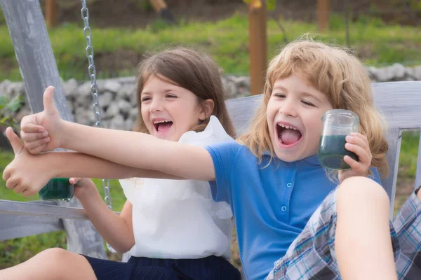 Petits Enfants Mignons Jouant Extérieur Portrait Deux Jeunes Enfants Heureux — Photo