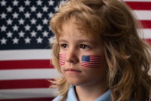 Unabhängigkeitstag Juli Kind Mit Amerikanischer Flagge Amerikanische Flagge Auf Kinderbacken — Stockfoto