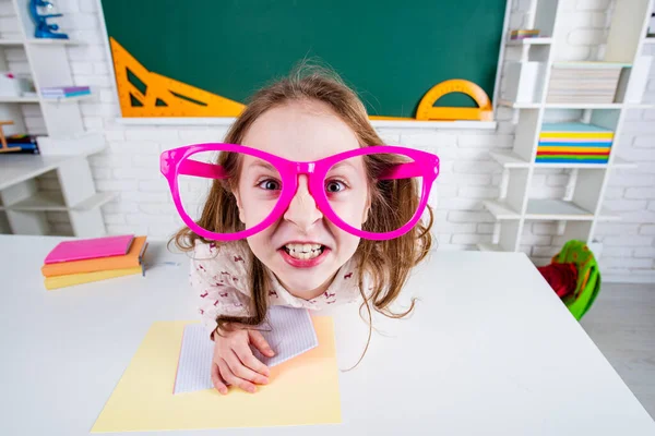 Lustige Wütende Schulmädchen Mit Lustigen Brillen Klassenzimmer Verrücktes Kind Grimassiert — Stockfoto