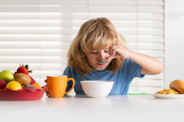 Çocuk robot yemek yiyor. Çocuklar için sağlıklı beslenme. Çocuk kahvaltıda ya da akşam yemeğinde iştahla yemekten hoşlanır. Aç çocuk lezzetli meyve ve sebze yer.