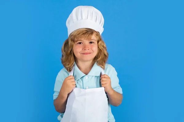 Çocuk Aşçı Izole Edilmiş Mavi Stüdyoda Yemek Hazırlıyor Şef Komik — Stok fotoğraf