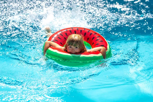 Een Jongen Met Een Zonnebril Het Zwembad Zomerdag Kinderen Spelen — Stockfoto