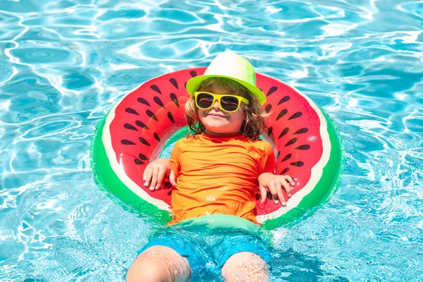 Niño Jugando Agua Azul Con Anillo Natación Feliz Niño Jugando — Foto de Stock