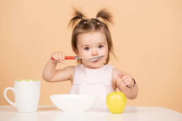 Kind Eet Gezonde Voeding Babyvoeding Baby Eten Met Lepel Kind — Stockfoto