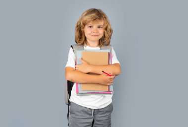 Kitap ve kitaplarla dolu bir okul çocuğu. Tecrit edilmiş genç bir öğrenci. Git çalış. Eğitim öğrenme ve bilgi