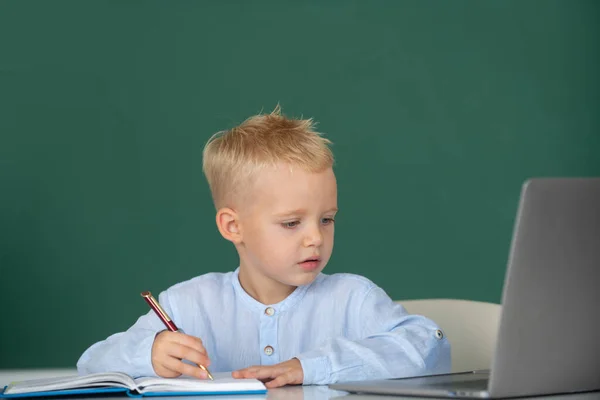 Faccia Buffa Piccolo Studente Scuola Primaria Studiano Classe Scuola Ragazzino — Foto Stock