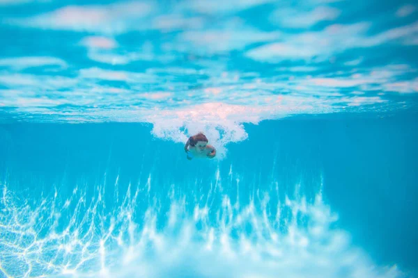 Πιτσιλιές Παιδιών Στην Πισίνα Παιδί Κολυμπάει Κάτω Από Νερό Στη — Φωτογραφία Αρχείου