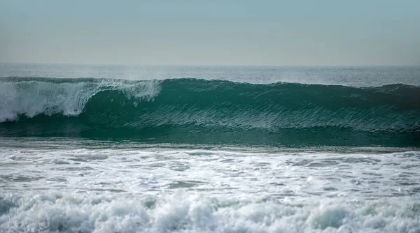 Yaz Kumsalı Okyanus Dalgaları Tropikal Bir Denizde Derin Mavi Dalgalar — Stok fotoğraf