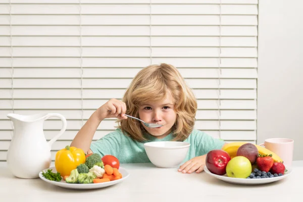 Morgensnack Met Muesli Granola Kinderportret Eet Thuis Vers Gezond Voedsel — Stockfoto