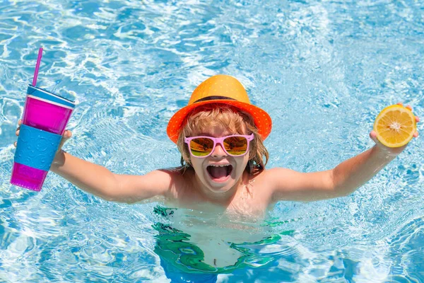 Niño Nadando Jugando Una Piscina Niño Jugando Piscina Concepto Vacaciones —  Fotos de Stock