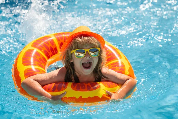 Ragazzo Piscina Anello Gonfiabile Bambini Nuotano Con Galleggiante Arancione Giocattolo — Foto Stock