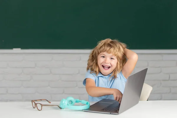 Opgewonden Kind Leerling Met Behulp Van Notebook Computer Studeren — Stockfoto