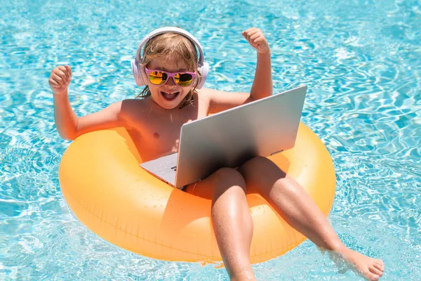 Negócios Verão Livre Controle Remoto Infantil Trabalhando Laptop Piscina Pequeno — Fotografia de Stock