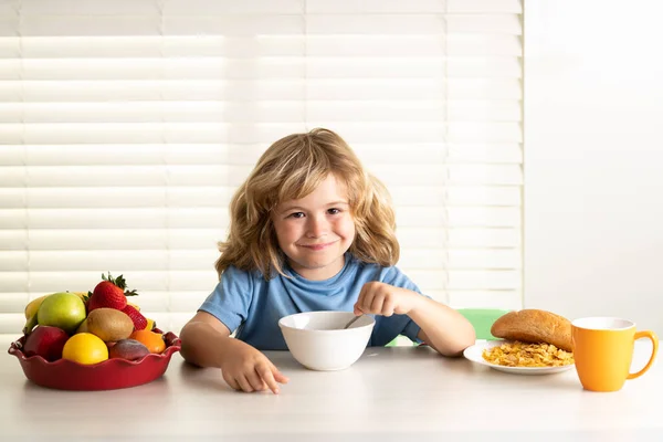 Дети Едят Еду Здоровое Питание Детей Милый Мальчик Наслаждается Завтраком — стоковое фото