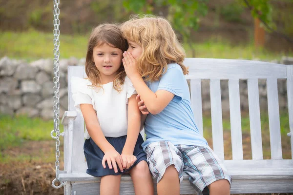 Kleiner Junge Flüstert Hübschem Mädchen Ins Ohr Glückliches Geschwisterpaar Beim — Stockfoto
