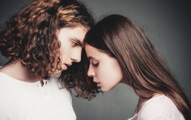 Güzel, tutkulu bir çift. Romantik ve aşk dolu. - Genç. Güzel genç bir çift. Portreyi kapat. Uzun esmer saçlı, yakışıklı, kaslı vücutlu, esmer bir adamla poz veren güzel bir kadın.