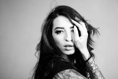 Gerçekten işe yarayan en iyi cilt bakım ürünleri. Makyajlı, saf yüz derisi olan şehvetli bir kadın. Cilt bakımının güzelliği. Dermatolog cilt bakımlı sağlıklı cilt, kopyalama alanı.