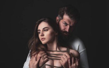 Birbirine aşık romantik bir çift birbirine bakıyor. Şehvetli çift dudaklarını hissetmek için yaklaşıyor. Ben de seni seviyorum. Yakışıklı genç adam güzel kız arkadaşını baştan çıkarıyor.