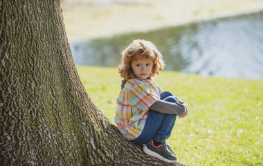 Yalnız çocuk. Yalnızlık çocuğu. Çocuk depresyonu, sorunlar. Çocukların duyguları negatif sinir bozukluğu